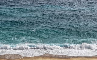 Картинка Белая пена от голубой морской воды на песке