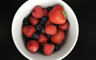 Картинка Спелые свежие ягоды в белой тарелке на белом фоне