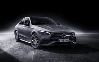 Картинка Серебристый автомобиль Mercedes-Benz C 300 AMG Line 2021 года на черном фоне