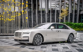 Картинка Дорогой автомобиль Rolls-Royce Ghost EWB 2021 года у здания