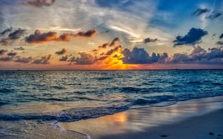 Картинка Красивый летний закат солнца над спокойным морем