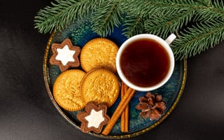 Картинка Печенье, чай и корица на столе с еловой веткой