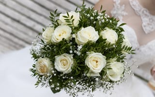 Картинка Свадебный букет белых роз в руке у невесты