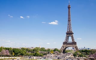 Картинка Красивый вид на знаменитую Эйфелеву башню под голубым небом, Париж