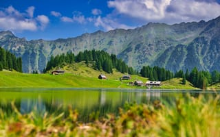 Картинка Красивый пейзаж на горы и озеро и зеленые луга