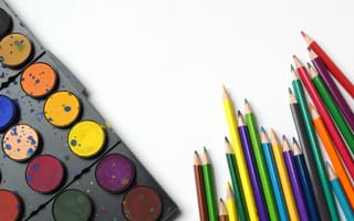 Картинка Разноцветные карандаши и краски на белом фоне