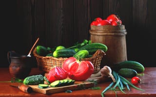 Картинка Свежие огурцы и помидора на столе с зеленым луком
