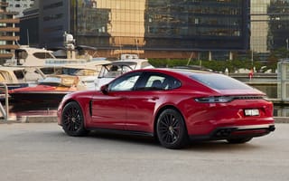 Обои Красный автомобиль Porsche Panamera GTS 2021 года вид сзади