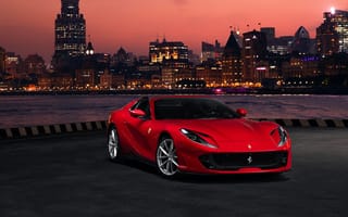 Картинка Красный автомобиль Ferrari 812 GTS на фоне ночного города