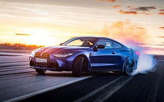 Картинка Синий автомобиль BMW M4 Competition на фоне неба