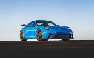 Обои Синий автомобиль Porsche 911 GT3 2021 года на фоне неба