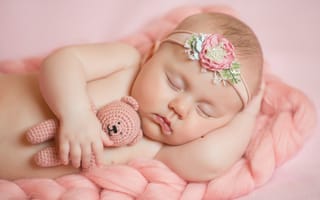 Картинка Маленькая новорожденная девочка с вязаным мишкой