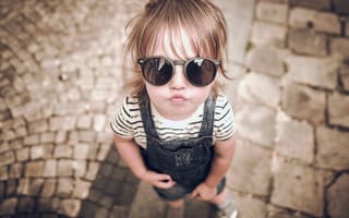 Картинка Модная маленькая девочка в черных очках