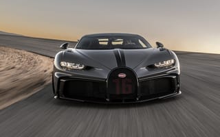 Обои Автомобиль Bugatti Chiron Pur Sport на трассе