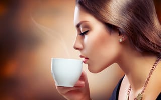 Картинка Девушка с закрытыми глазами наслаждается кофе