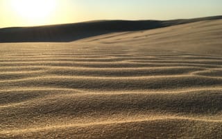 Картинка Золотистый песок в пустыне волнами
