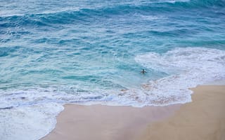 Картинка Чистый пляж с белыми морскими волнами на песке
