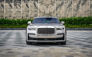 Картинка Серебристый Rolls-Royce Ghost EWB 2021 года вид спереди