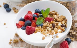 Картинка Овсяные хлопья со свежими ягодами и йогуртом на завтрак