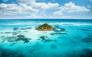 Картинка Тропический остров посреди голубого океана