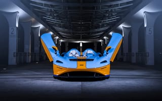 Картинка Гоночный автомобиль McLaren Elva Gulf Theme, 2021 года с открытыми дверями