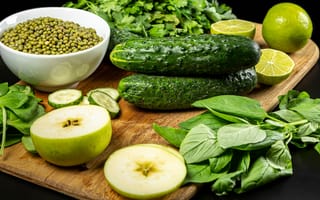 Обои Свежие зеленые овощи и зелень на столе