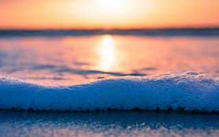 Картинка Белая морская пена с пузырям на закате