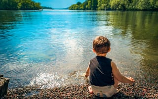 Картинка Маленький мальчик кидает камни в воду