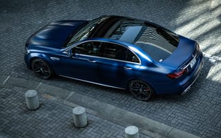 Картинка Синий автомобиль Mercedes-AMG E 63 S 4MATIC+ вид сзади