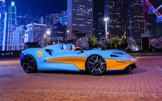 Обои Автомобиль McLaren Elva Gulf Theme, 2021 года на фоне города