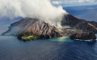 Картинка Вулканический остров Уайт-Айленд в клубе белого дыма, Новая Зеландия