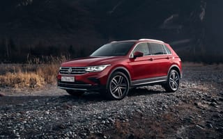 Обои Красный внедорожник Volkswagen Tiguan 4MOTION 2021 года в горах