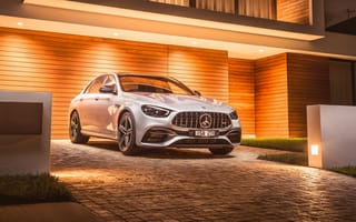 Картинка Автомобиль Mercedes-AMG E 63 S 4MATIC+ 2021 у гаража