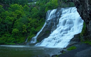 Картинка Красивый каскадный водопад с зелеными деревьями