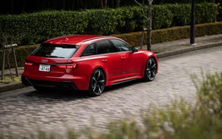 Картинка Красный автомобиль Audi RS 6 Avant 2021 года вид сзади