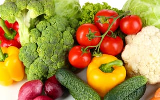 Картинка Аппетитные свежие овощи на белом фоне