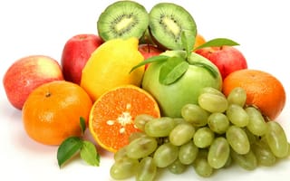 Картинка Свежие фрукты с виноградом на белом фоне