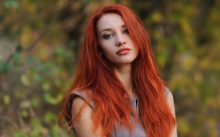 Обои Красивая рыжеволосая девушка с голубыми волосами