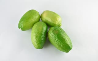 Картинка Четыре зеленых лимона на белом фоне