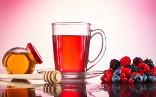 Картинка Чашка чая с медом на столе с ягодами