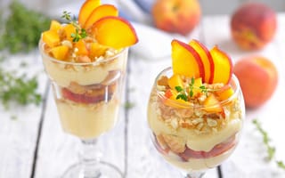 Картинка Десерт в стаканах с кусочками свежего нектарина