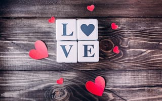 Картинка Кубики с надписью любовь с сердечками на деревянном столе