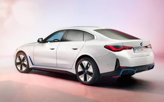 Картинка Белый автомобиль BMW I4 2021 года на розовом фоне