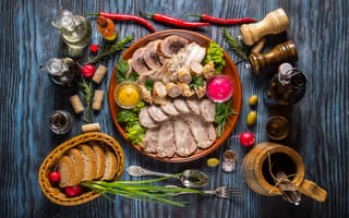 Картинка Аппетитная мясная нарезка на столе со специями и хлебом
