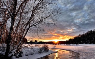 Картинка Покрытые снегом берега реки на рассвете зимнего солнца