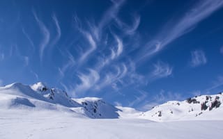 Картинка Красивое голубое небо над заснеженными горами