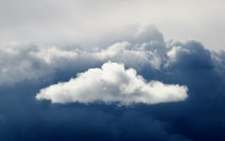 Картинка Белые облака в грозовом небе
