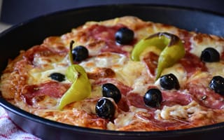 Картинка еда, вкусная, пицца, оливка, перец, сковорода