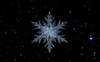 Картинка Красивая ледяная снежинка на черном звездном небе
