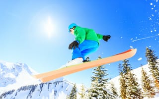 Картинка сноуборд, спорт, спортивный, мужчина, человек, гора, зима, елка, дерево
